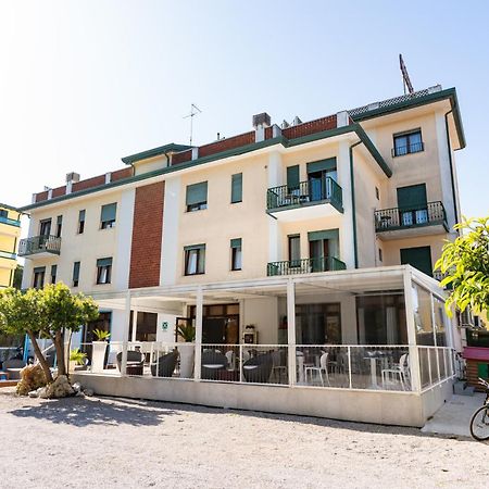 Hotel Regina Caorle Bagian luar foto