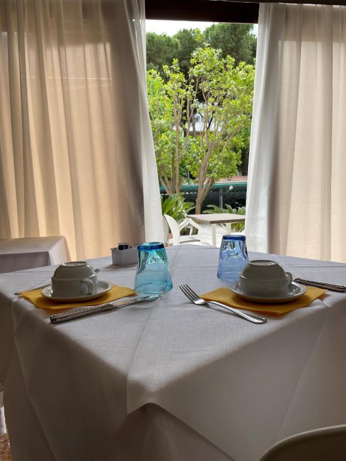 Hotel Regina Caorle Bagian luar foto