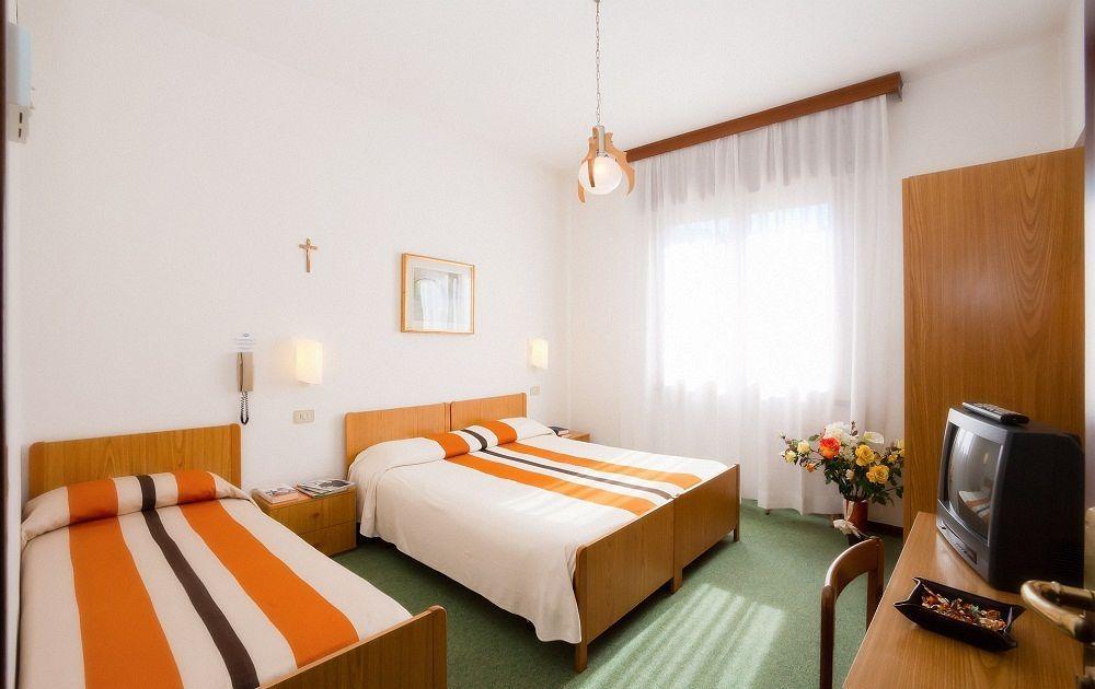Hotel Regina Caorle Bagian luar foto