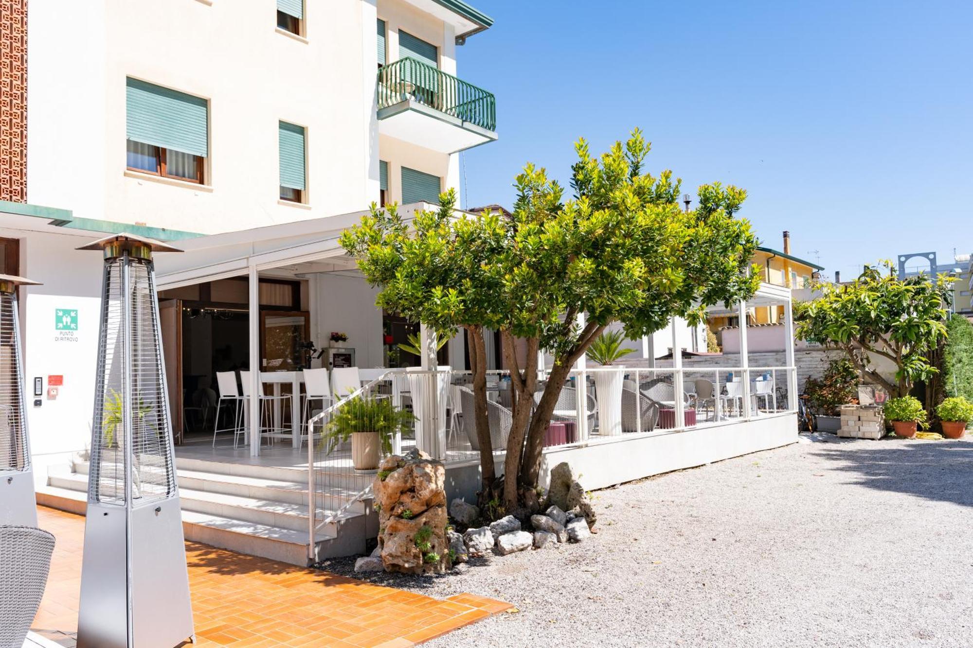 Hotel Regina Caorle Bagian luar foto